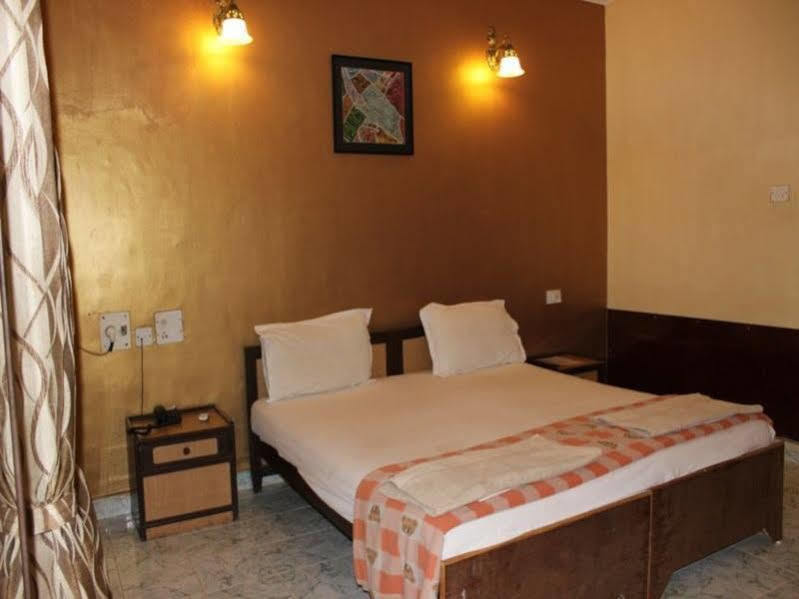 Dona Julia Beach Resort Калангут Экстерьер фото