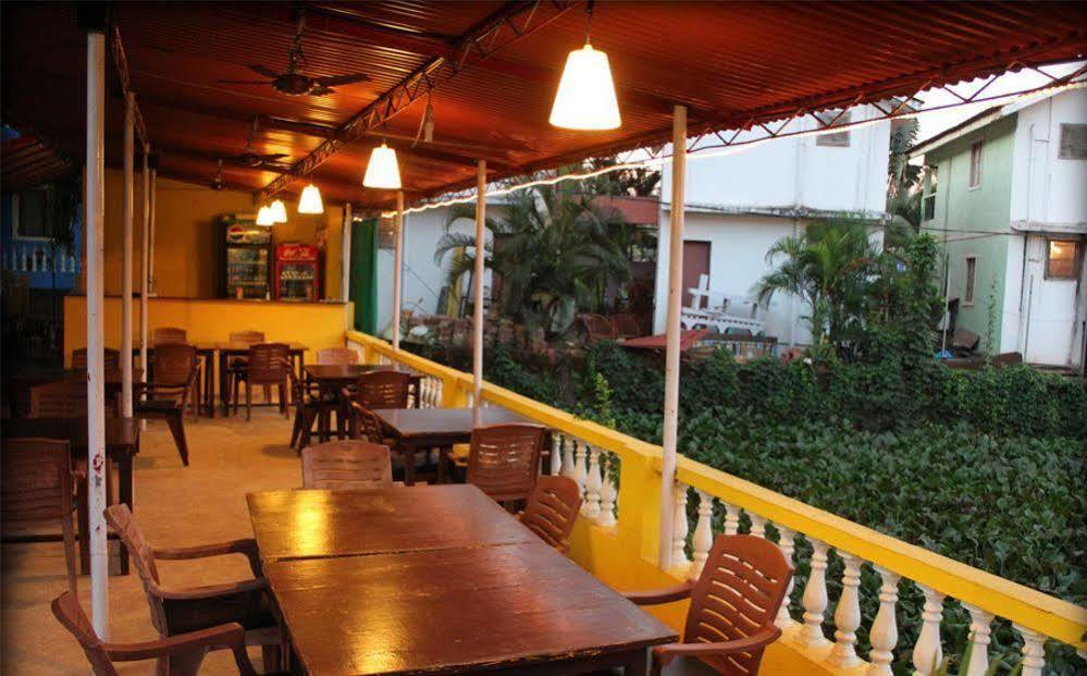 Dona Julia Beach Resort Калангут Экстерьер фото