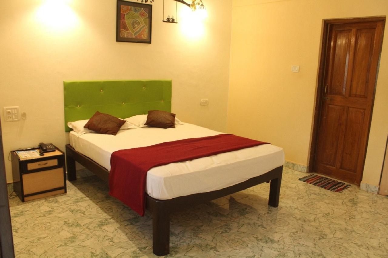 Dona Julia Beach Resort Калангут Экстерьер фото